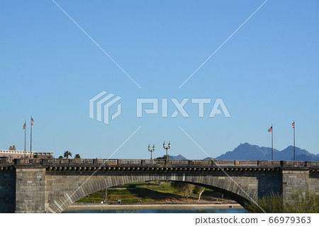 London Bridge is in Lake Havasu City, Arizona. It links an island in the Colorado River with the main part of Lake Havasu City. It formerly spanned the River Thames in London, England 66979363