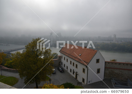 川上長橋和河邊的紅瓦白瓦鋪。 66979650