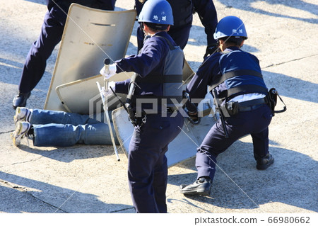警察（多名）在反恐訓練期間鎮壓罪犯 66980662