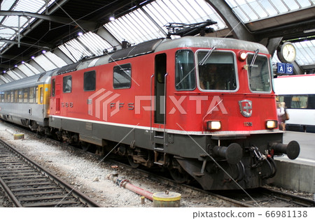 瑞士蘇黎世中央車站的電力機車 瑞士蘇黎世中央車站的電力機車 66981138