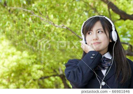 高中女生聽音樂 高中女生聽音樂 66981846