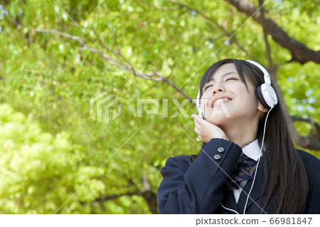 高中女生聽音樂 高中女生聽音樂 66981847