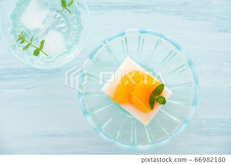 一罐橘子中的牛奶瓊脂 66982180