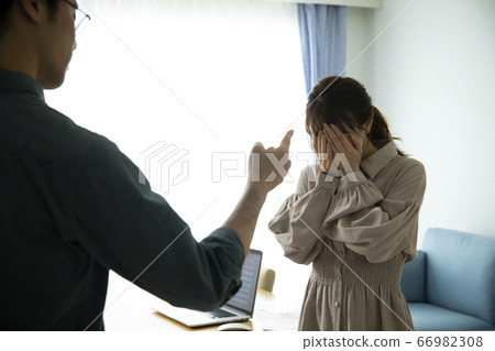 A couple fight 66982308