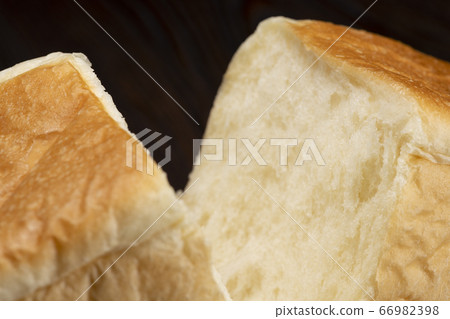 Divide the freshly baked bread in half 66982398