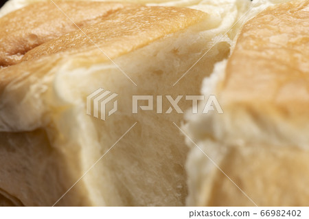 Divide the freshly baked bread in half 66982402