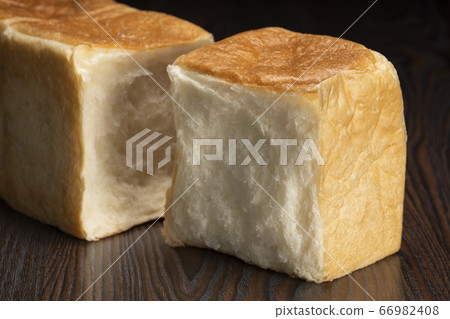 Divide the freshly baked bread in half 66982408