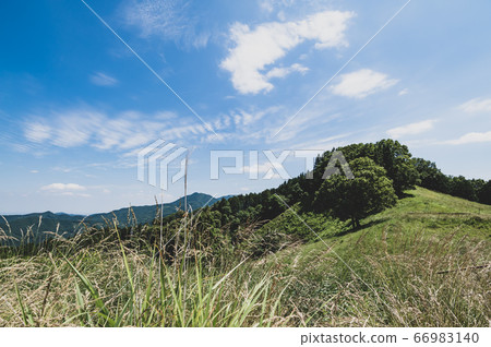 夏季通行證風景藍天,山脈和綠色b-3霧面 夏季通行證風景藍天,山脈和綠色b-3霧面 66983140