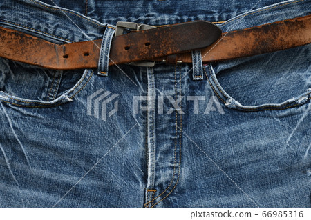 藍色牛仔褲和舊皮帶 藍色牛仔褲和舊皮帶 66985316