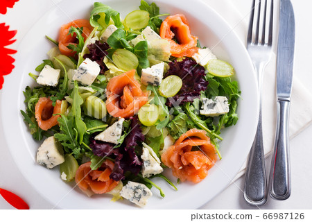 Salad of rocket, light-salted salmon, grapes and 66987126