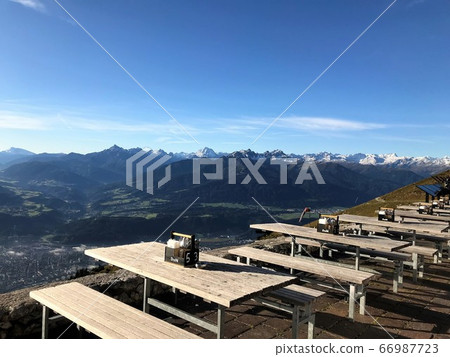 俯瞰阿爾卑斯山的餐廳 俯瞰阿爾卑斯山的餐廳 66987723