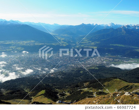 因斯布魯克市和阿爾卑斯山 因斯布魯克市和阿爾卑斯山 66987724