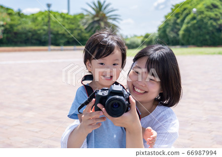 Summer vacation family 66987994