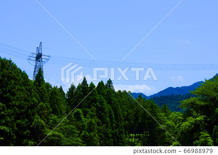 滋賀縣東近江市，本源寺風景，群山和夏日的天空[6月] 66988979