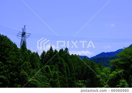 滋賀縣東近江市，本源寺風景，群山和夏日的天空[6月] 66988980