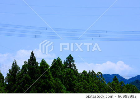 滋賀縣東近江市，本源寺風景，群山和夏日的天空[6月] 66988982