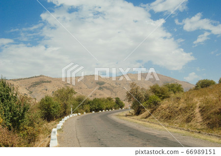 asphalt road in the mountains 66989151