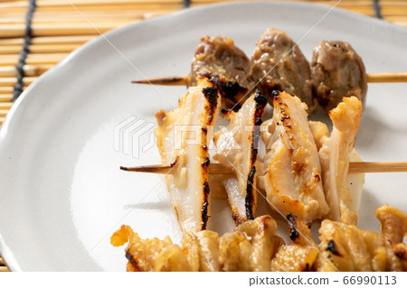 什錦烤雞肉串(3鹽烤)。背景,百葉窗。 什錦烤雞肉串(3鹽烤)。背景,百葉窗。 66990113
