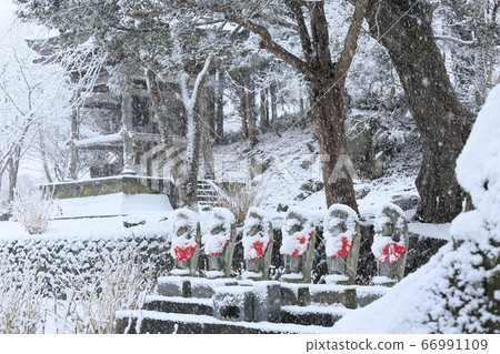 在降雪中的地藏菩薩在北海道伊達市的烏蘇善光寺拍攝 66991109