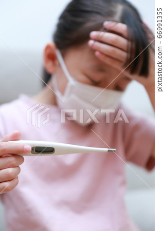身體狀況不佳的嬰兒，戴口罩測量體溫 66991355