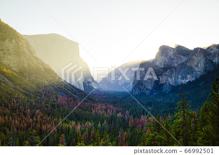 Yosemite Tunnel View at sunrise, California, USA 66992501