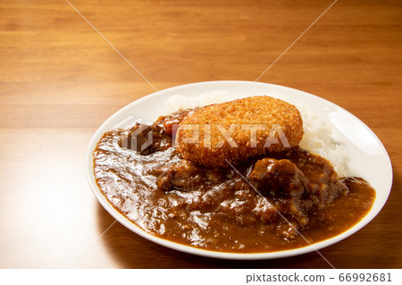 炸丸子咖哩(炸丸子牛肉咖哩飯)。 炸丸子咖哩(炸丸子牛肉咖哩飯)。 66992681