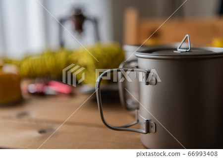 徒步旅行工具木紋背景 66993408