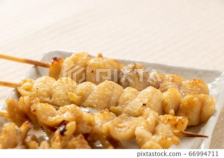 An assortment of yakitori (salt-yaki) platters with a focus on Bonji skewers. 66994711