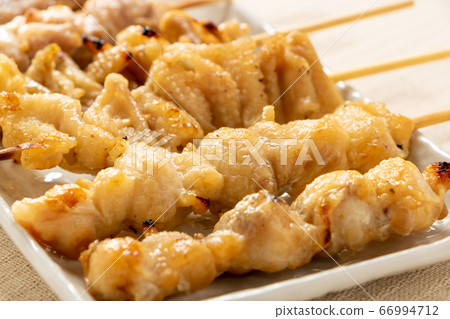 An assortment of yakitori (salt-yaki) platters with a focus on Bonji skewers. 66994712
