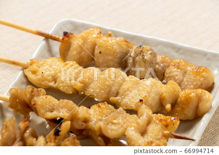 各種各樣的烤雞肉串（鹽燒），重點放在Bonji串上。 66994714