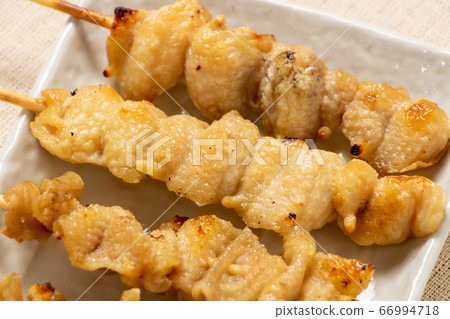 An assortment of yakitori (salt-yaki) platters with a focus on Bonji skewers. 66994718