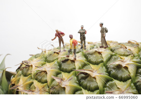 the group of mini  Figurines Hiking On the  66995060
