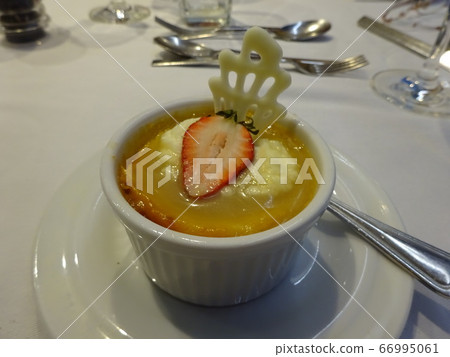 Dessert of strawberries 66995061
