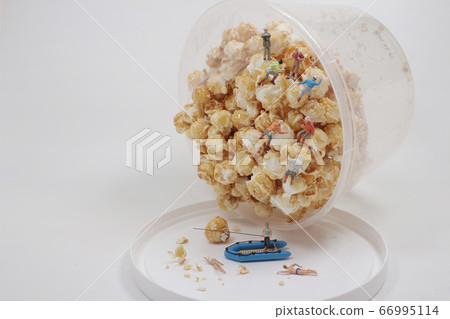 a mini figure are climbing the Popcorn and the 66995114