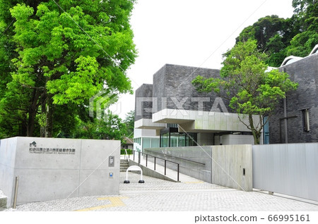 鎌倉神奈川縣立現代藝術館的城市景觀鎌倉附樓正門和新鮮的綠化 鎌倉神奈川縣立現代藝術館的城市景觀鎌倉附樓正門和新鮮的綠化 66995161