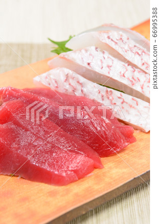 Delicious sea bream and main tuna sashimi 66995388