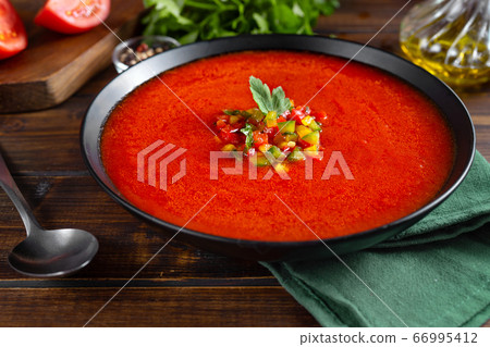 Close up of a plate with summer refreshing tomatoe 66995412
