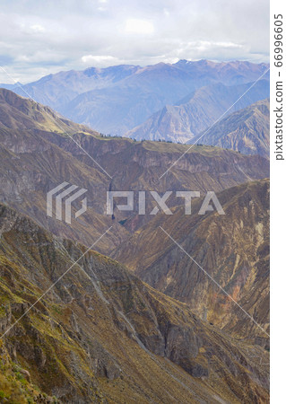 秘魯的科爾卡大峽谷的懸崖和山脈(垂直) 秘魯的科爾卡大峽谷的懸崖和山脈(垂直) 66996605