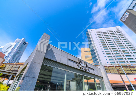 日本的橫濱城市景觀與凝結尾跡和櫻木町站綜合樓 66997027