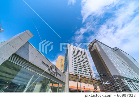 日本的橫濱城市景觀與凝結尾跡和櫻木町站綜合樓 66997028