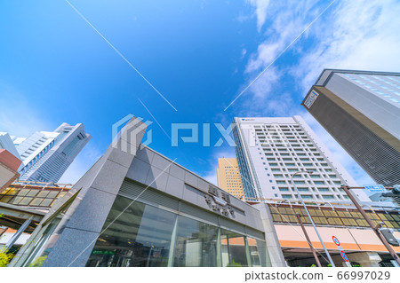 日本的橫濱城市景觀與凝結尾跡和櫻木町站綜合樓 66997029