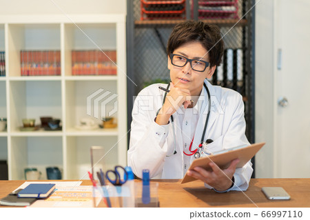 Young doctor thinking while talking to the patient at the clinic 66997110
