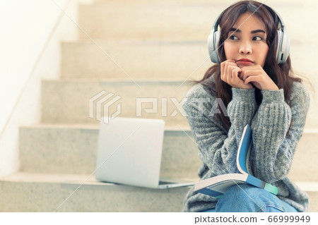年輕漂亮的女大學生音樂宜人的素材 66999949