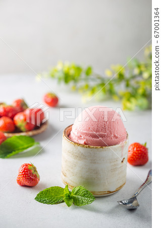 Strawberry ice cream 67001364