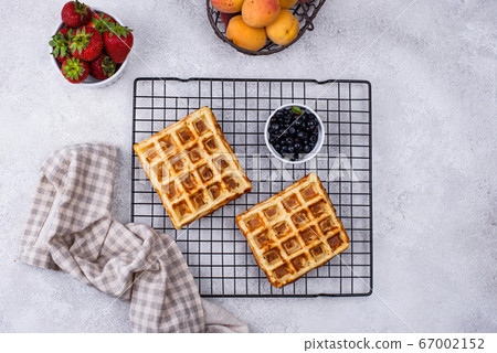 Waffles with berries and fruit Waffles with berries and fruit 67002152