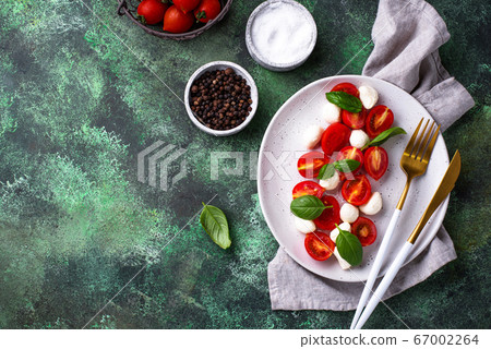 Caprese salad with tomatoes and mozzarella 67002264