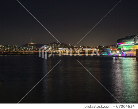 首爾瑞草區半坡洞Sebitseom的夜景 67004634