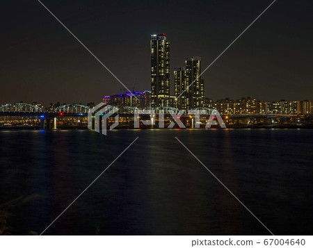 首爾瑞草區半坡洞Sebitseom的夜景 67004640