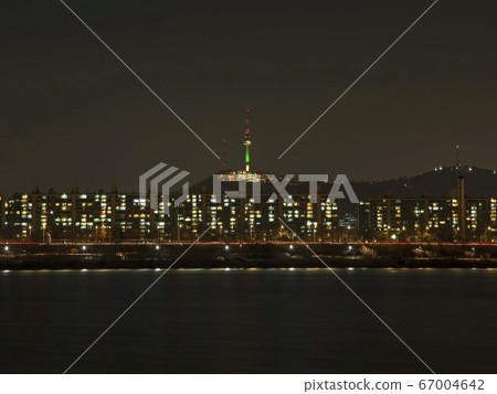首爾瑞草區半坡洞Sebitseom的夜景 67004642