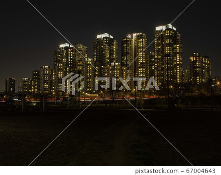 首爾瑞草區半坡洞Sebitseom的夜景 67004643